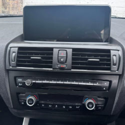 Autoradio GPS BMW Série1 F20 et F21 de 2012 à 2017 écran entièrement tactile Bluetooth Android & Apple Carplay + caméra